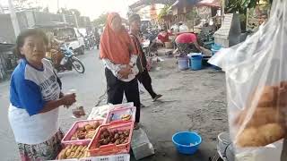 suasana pasar lumayan lenggang