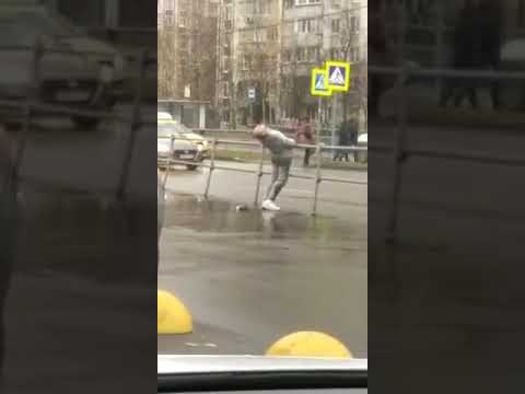 Таксист приехал на вызов и увидел своего клиента который, судя по всему, ждал не такси, а вертолёт.