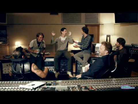 ROBBIE WILLIAMS Rejoins TAKE THAT- Studio Footage and all 5 Singing Live July 2010 HD