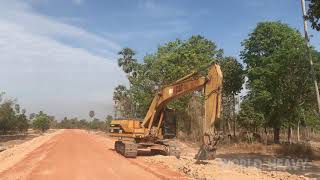 CAT 320 EXCAVATOR AT WORK