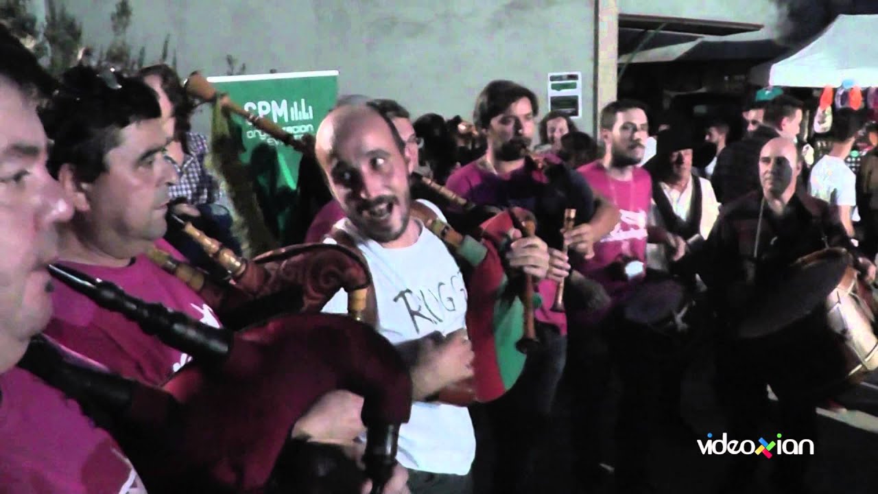 Grupos de folk tocan "Ven bailar Carmiña" e outros | Pasabodeghas 2014 | Sarandón - Vedra | GALICIA