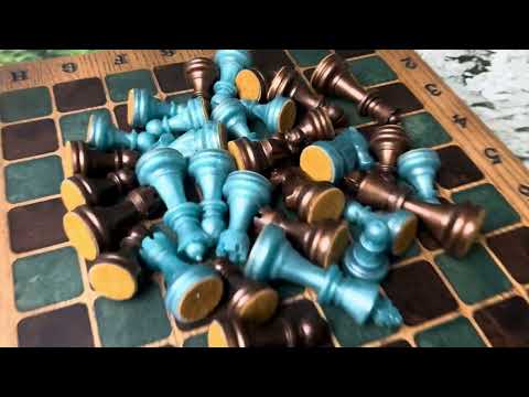 Оксамито-бронзові шахи преміум — дерев’яна дошка та фігури зі смоли, видео 1