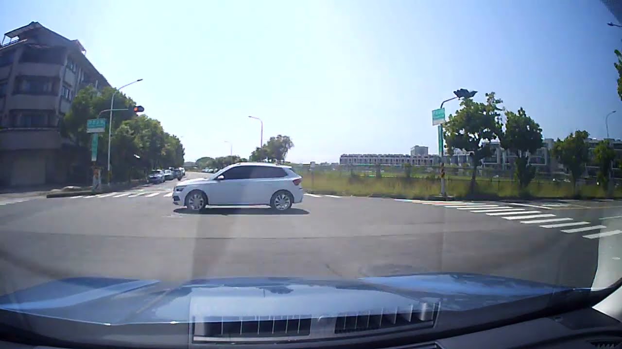 Another sh1thead completely ignoring the lights.  Taiwan... you can do better if you'd just wake up