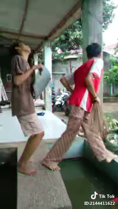 Tik tok.   Gabut