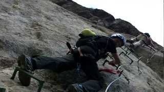 escalando via ferrata en Viella