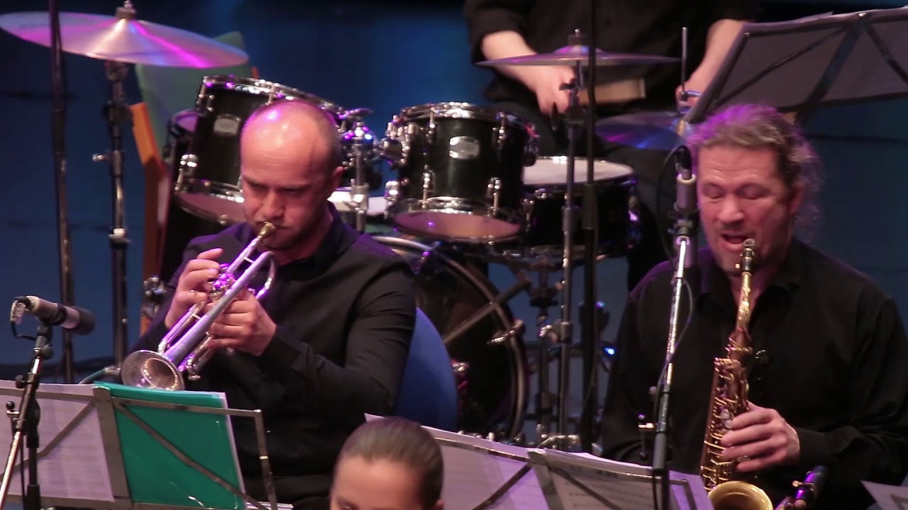 Sleduj Эдуард Артемьев В городском парке из кинофильма "Родня" na YouTube