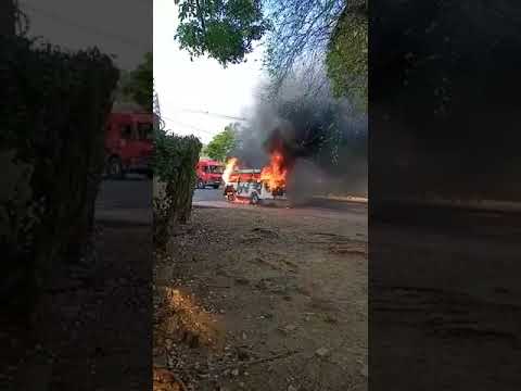 Kombi pega fogo no Parque da Maternidade