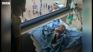 中東レバノンの首都ベイルートで4日に起きた大規模な爆発は、出産直前の妊婦がいる病院にも被害を及ぼした。
セント・ジョージ病院の分娩室で出産の準備をしていたエマニュエルさんは、爆風で粉々になったガラスを浴びた。
爆発から1時間半後、エマニュエルさんは無事にジョージくんを出産した。母子ともに健康だという。
恐怖の瞬間をカメラで撮影していた夫のエドモンドさんが、爆発の瞬間に何があったのかBBCワールドニュースに語った。
BBCニュースサイトの記事はこちら。
https://www.bbc.com/japanese/video-53674778
YouTubeのBBCチャンネル登録はこちらから。http://goo.gl/tYDMwU
BBCニュースの日本語ツイッターはこちらから。https://twitter.com/bbcnewsjapan
