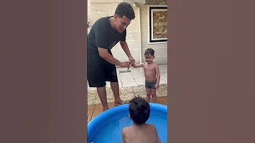 اموري تبول في المسبح شوف اصار 