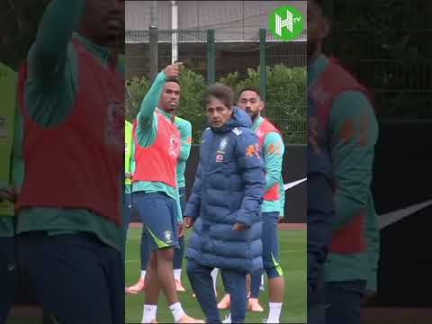Gabriel shows Matheus Cunha where everything is at Arsenal’s training ground 🤣🤝
