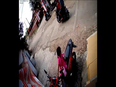 Anak kecil tabrak benteng sekolah akibat orang tua lalai