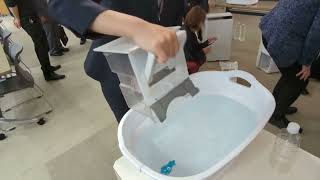 シャープの除湿機「CV-T190」_タンクの水を捨てる様子