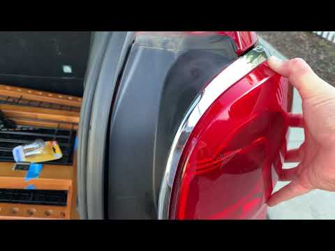 How to change the brake light bulb on a 2014 Fiat 500L