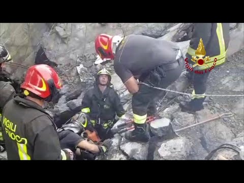 Genova, crolla ponte Morandi: le ricerche dei superstiti sotto le macerie