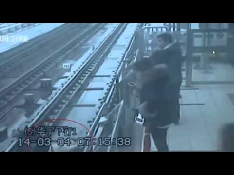 გულწასული ქალი მეტროსადგურში ლიანდაგზე ჩავარდა