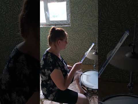 начинающая барабанщица - YouTube