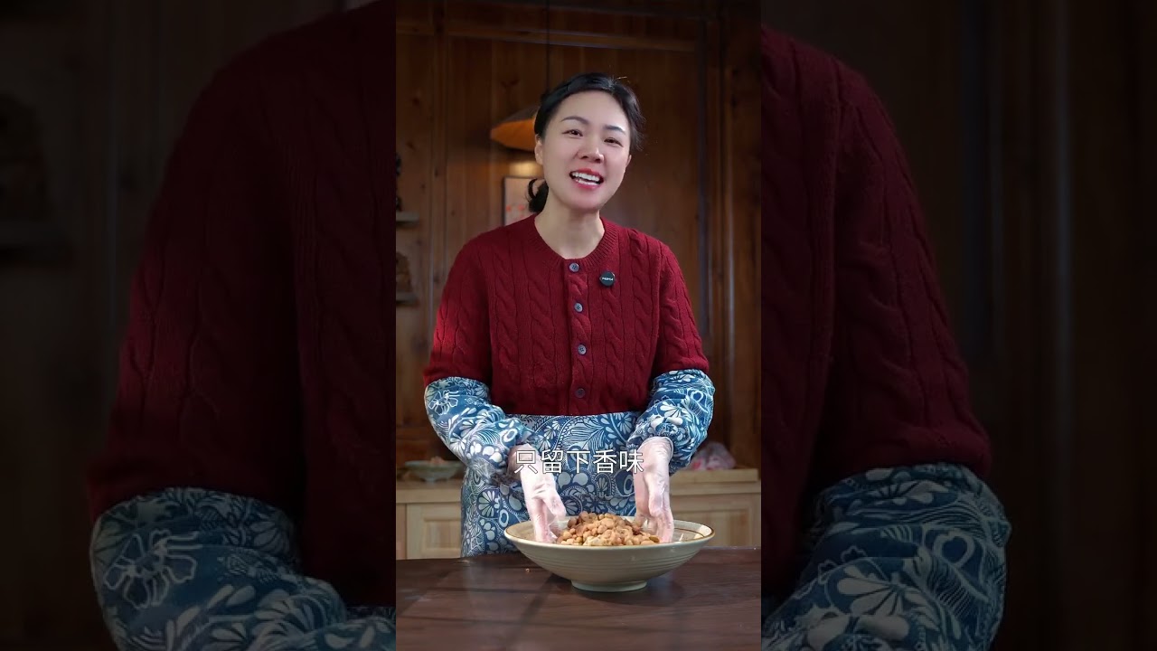 把滚烫的开水往花生里一倒，不用烤也不用炸，就能做出又酥又脆、香得不得了的一道经典美食。大家都可以学起来试试，味道特别不错。