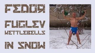 Фёдор Фуглев поднимает две гири по 24 кг, стоя босыми ногами в снегу (Крым, 2021)
