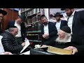 הרב חיים קנייבסקי ברגע מרגש בביתו בקבלת קהל Harav Chaim Kanievsky in an exciting moment at his home