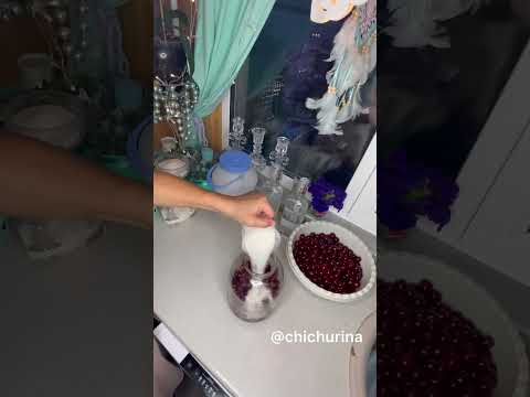 Домашняя вишнёвая наливка или вишнёвый ликёр.