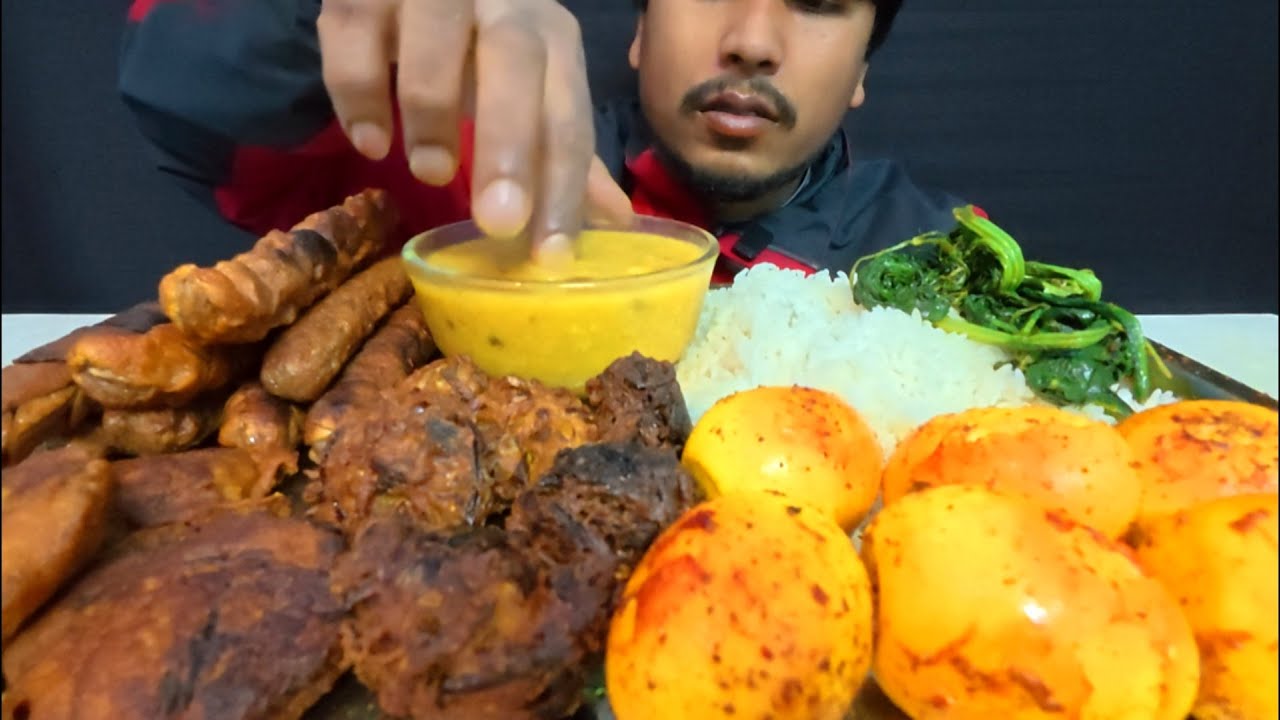 EGG FRIED & SAUSAGE FRIED WITH RICE AALU PAKODA, DAL, SAAG, DELICIOUS FOOD EATING, ASMR EATING VIDEO