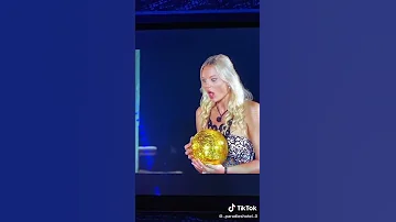 برنامج يخير الازواج بين المال والحب واذا سقط أحدهم الكرة يعني فهذا انه اختار المال 