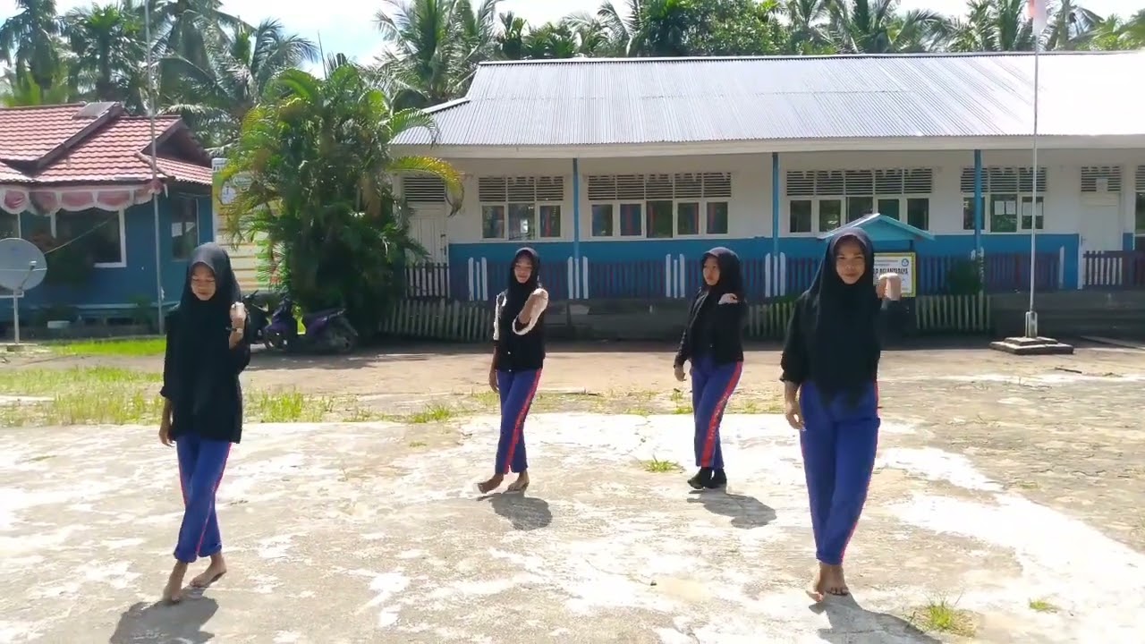 Latihan Tari Gincu Merah Muda H -4 SMPN Satu Atap Belantaraya