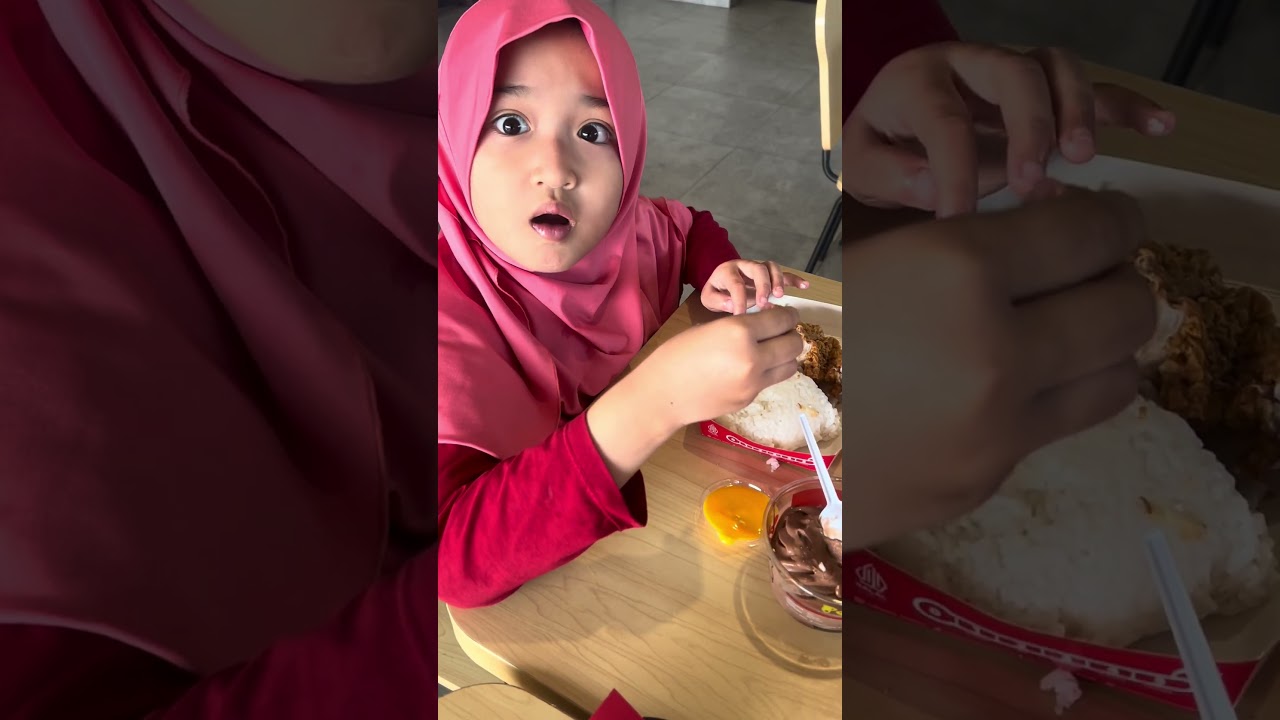 Makan ayam pakai es krim??? #raisya #shortvideo #funny #jajanan #makanan #mukbang