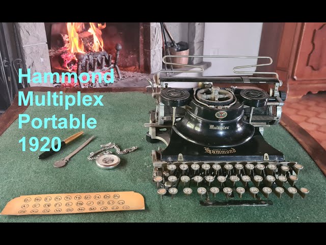 Hammond Multiplex タイプライター Hammond Multiplex portable typewriter, 1920, with typing charactrs