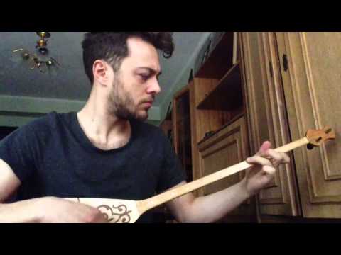 Сон Паскаль играет гимн Казахстана на домбре