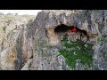 Zahra a trouv une grande caverne situe  ct dune cascade dans les montagnes