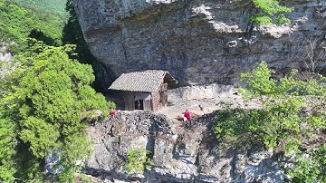 贵州大山上发现一座奇特木屋，竟夹建在悬崖之间，真是太吓人了！｜Wooden house between cliffs on the mountain in Guizhou