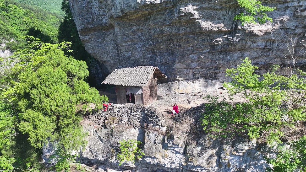 В Гуйчжоу нашли деревянный дом, построенный на скале. Это так волнующе.