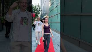 紅毯上的終極反轉!所有人都以為我要邀請她… #反轉 #街拍 #原創 #自信最美 #氣質穿搭