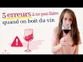 Les 5 ERREURS À NE PAS FAIRE quand on boit du vin : mal tenir son verre, servir le vin trop froid...