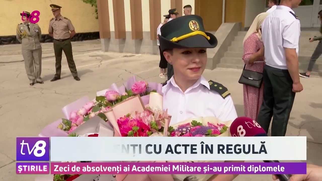 Zeci de absolvenți ai Academiei Militare și-au primit diplomele