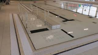 Movable floor for swimming pool with access ramp