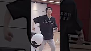 Hyunjin Y La Canción Venom