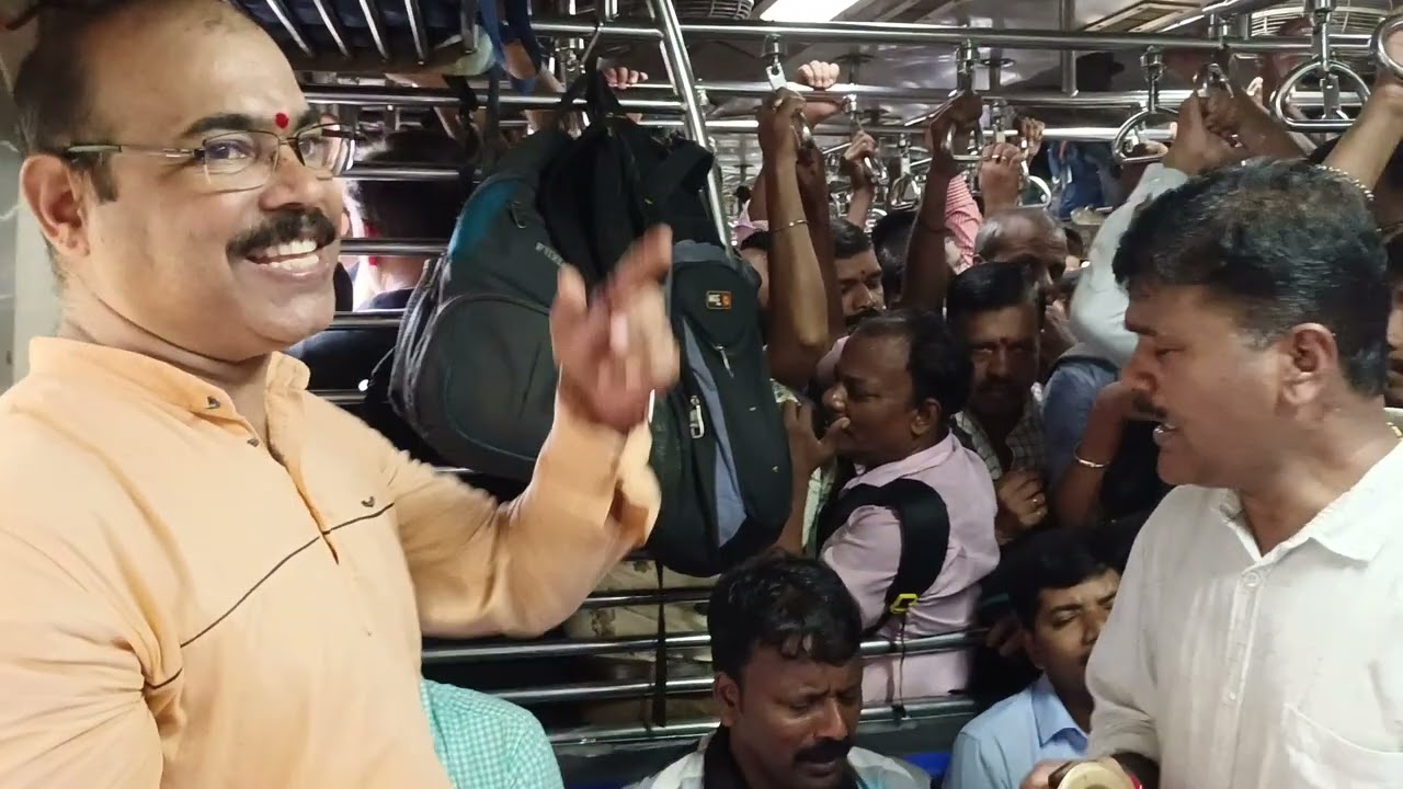 गणराया आरती ही तुजला.. लोकल मध्ये बाप्पाची सुंदर आरती👌👍