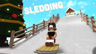 SLEDDING IN BLOXBURG|| building a sled hill!