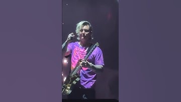 Synyster Gates breaks guitar during “Nobody” solo #avengedsevenfold #synystergates #schecter