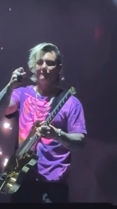 Synyster Gates breaks guitar during “Nobody” solo #avengedsevenfold #synystergates #schecter