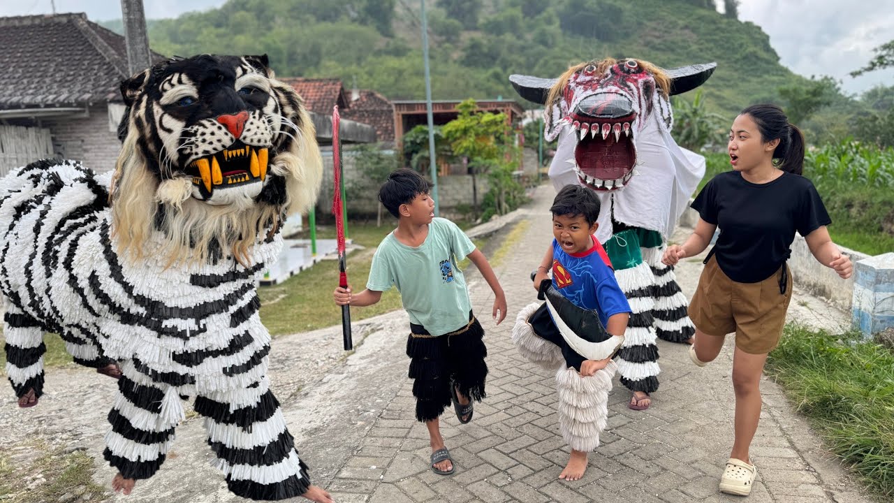 VICHO DAN SOLA BERUBAH MENJADI BARONGAN MACAN RAUNG MELAWAN BANTENGAN BEROT ZOMBIE 