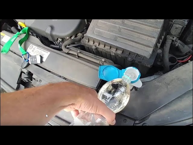 Mini-Fahrerin kippt Scheibenreiniger in Öltank - das ist das Ergebnis -  Video - FOCUS online