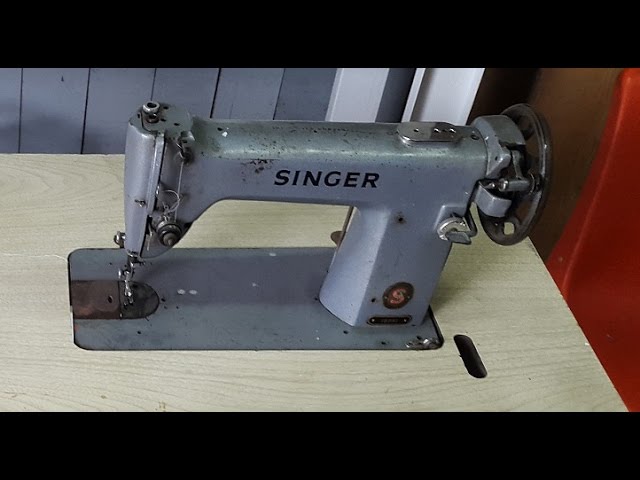 Maquina de coser SINGER modelo 249. Con funda. Prende, gira. No se probo su  funcionamiento.