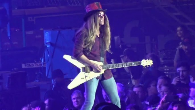 Watch BRET MICHAELS Perform POISON Classics At Orlando Hotel Lobby