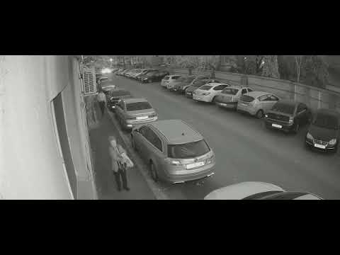 Tânărul evadat, surprins de camere în timp ce se plimbă pe străzi
