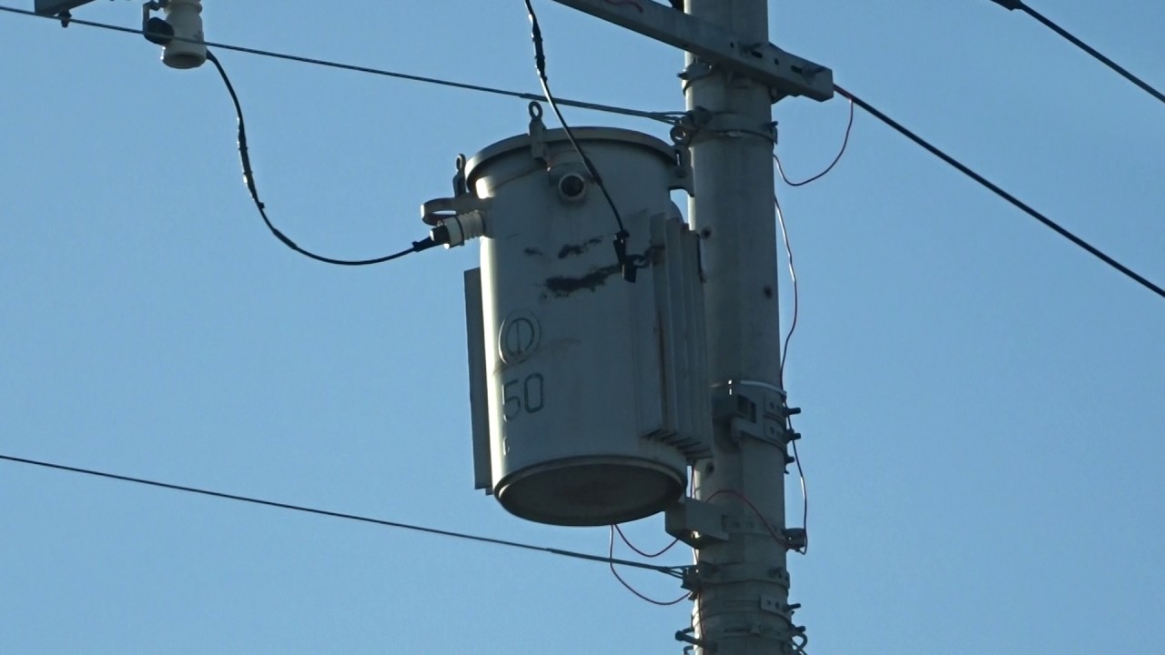 あわや大惨事 電柱トランスから火花 猛烈な強風の影響で停電 火災事故相次ぐ Youtube