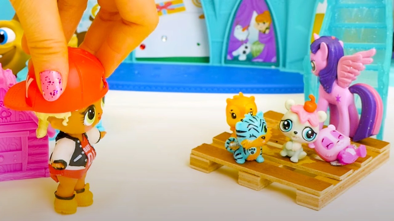 LOL Surprise Dolls Mall Adventure! Learn Colors with MC Swag, Super BB & Friends!