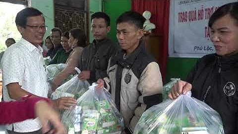 Liên đoàn Lao động Phú Lộc tặng quà cho đoàn viên bị ảnh hưởng bão, lụt vừa qua